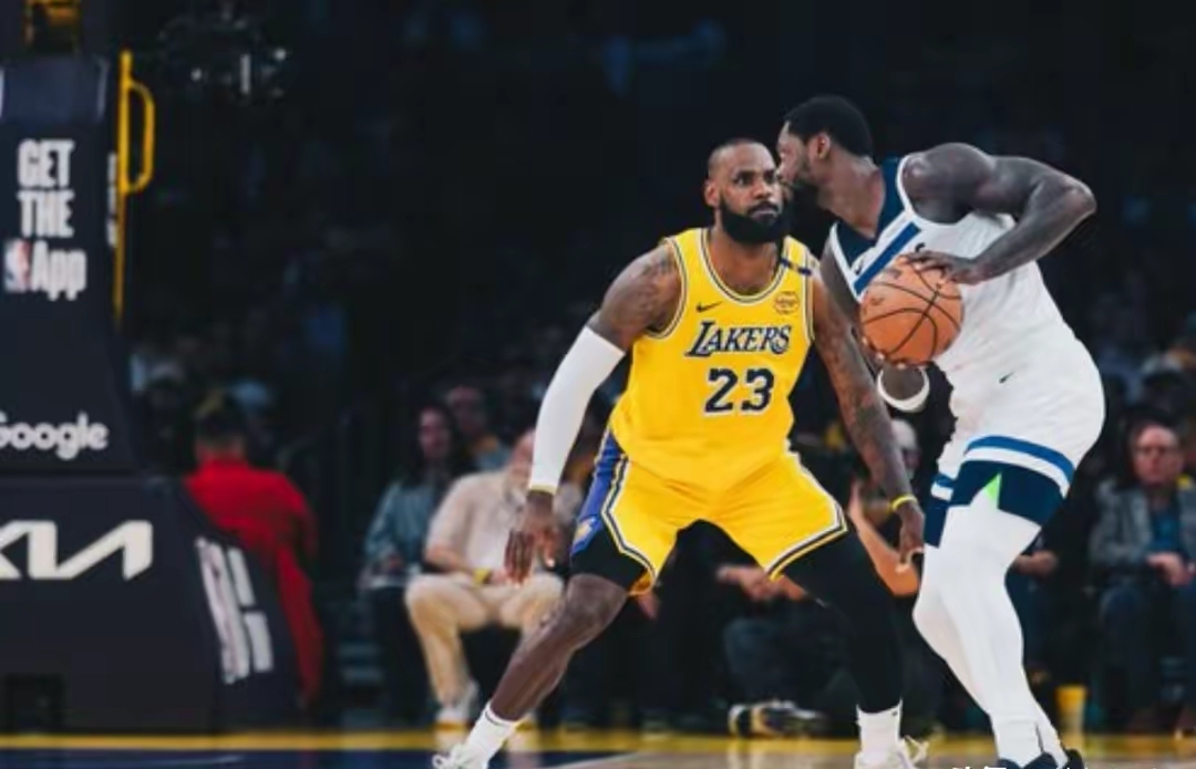 包含詹姆斯在G2比赛中比分优势明显，回归赛场引发热议！的词条