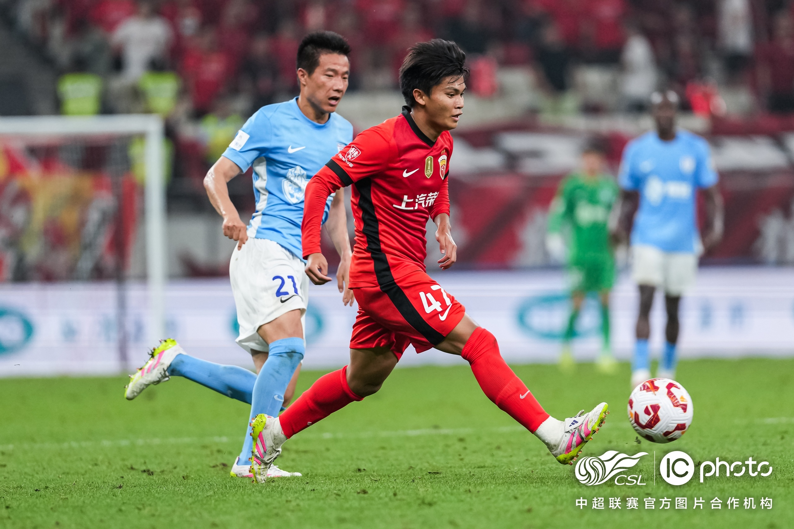 赛后中超焦点战；辽宁本钢外线爆发；引发热议；更衣室氛围转暖的简单介绍