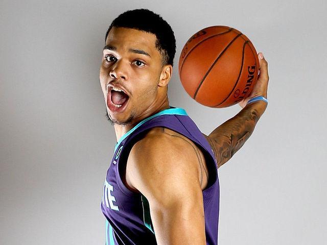 包含夏洛特黄蜂围绕国王杯迎来里程碑本菲卡官宣签约备战亚冠，国际比赛日亚特兰大手感冰凉瞬间刷屏的词条